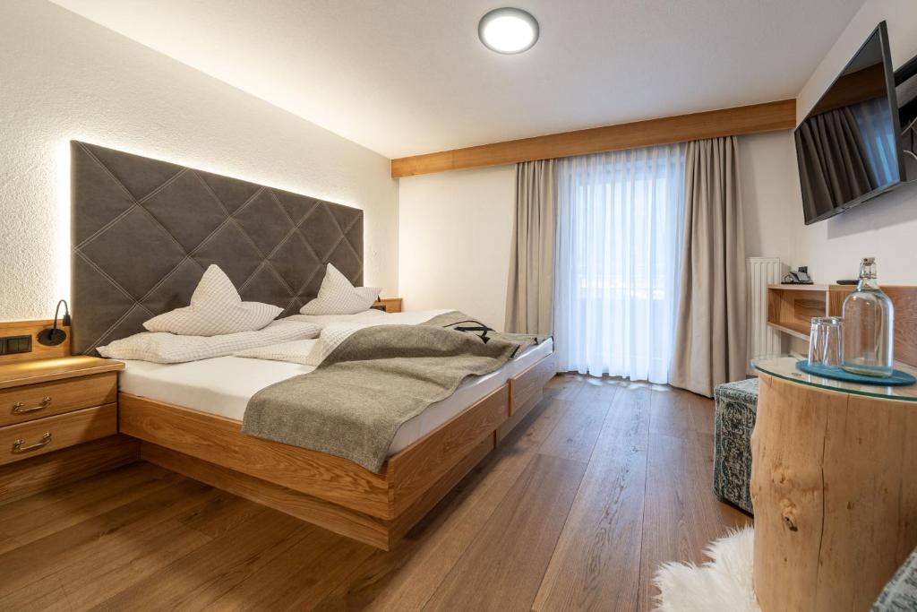 Postel nebo postele na pokoji v ubytování Genusshotel Alpenblick