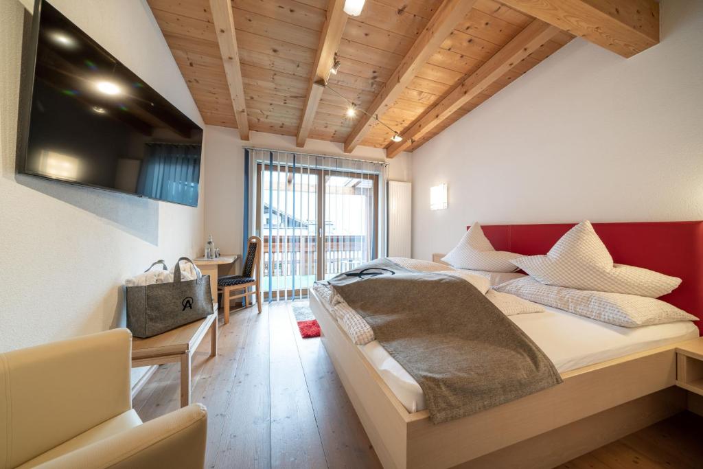 Postel nebo postele na pokoji v ubytování Genusshotel Alpenblick