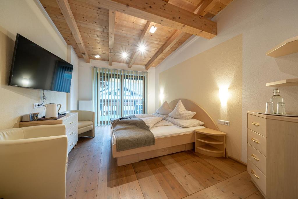 Postel nebo postele na pokoji v ubytování Genusshotel Alpenblick