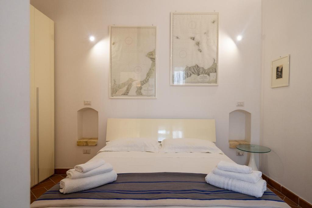 เตียงในห้องที่ La Piazzetta Historic Center Apartment