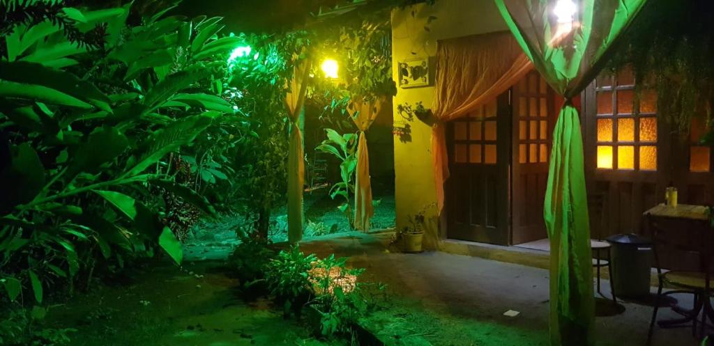 una vista al exterior de una casa por la noche en Suítes Cocaia en Ilhabela