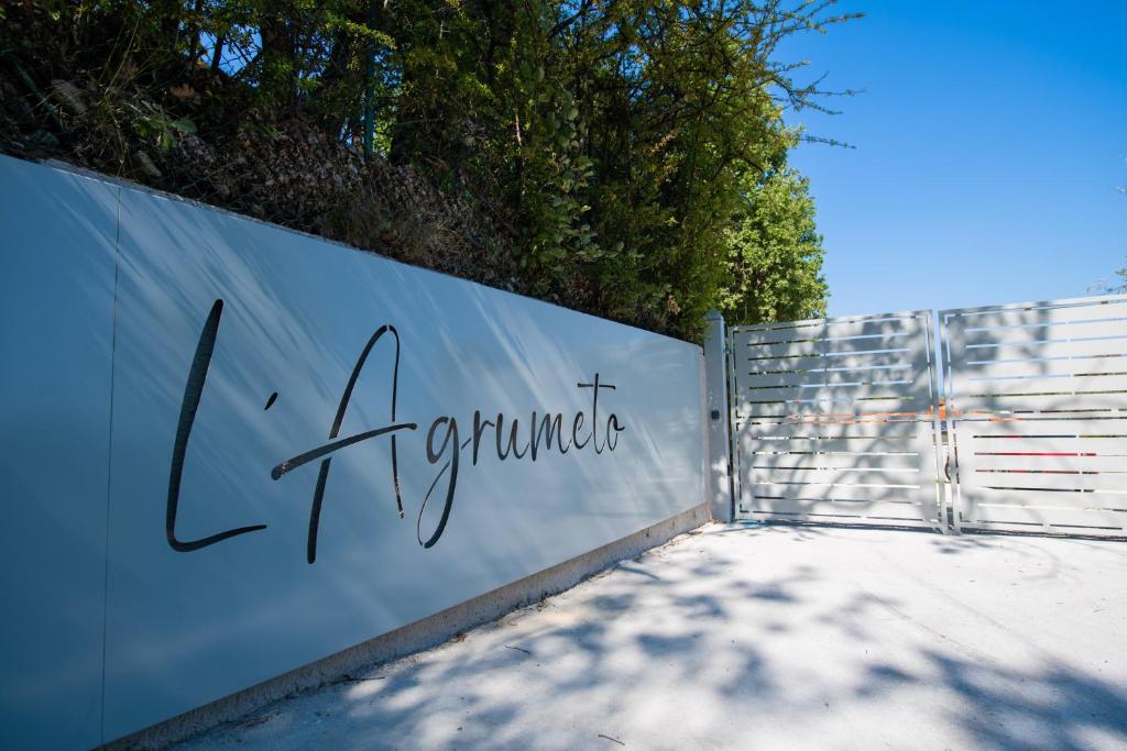 una cerca con las palabras Xarma escritas en ella en L'Agrumeto, en Manerba del Garda