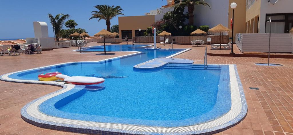 ein großer Pool in einem Resort in der Unterkunft Las Brisas Holiday in Adeje