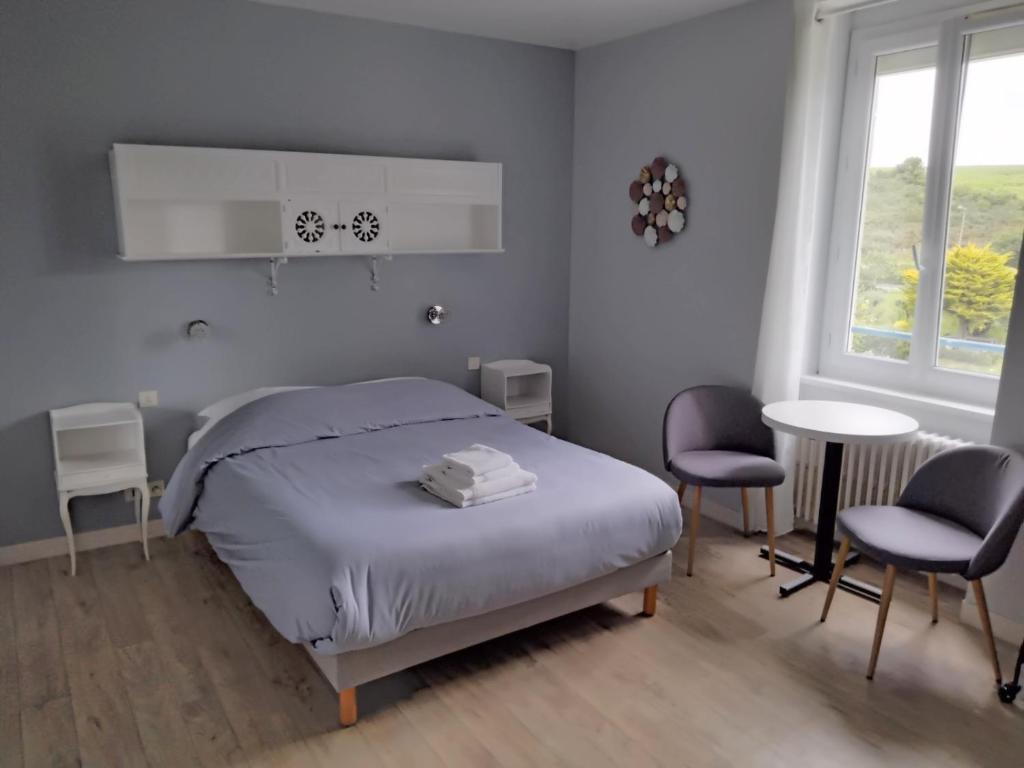 Postel nebo postele na pokoji v ubytování Hôtel-Relais De Trefeuntec