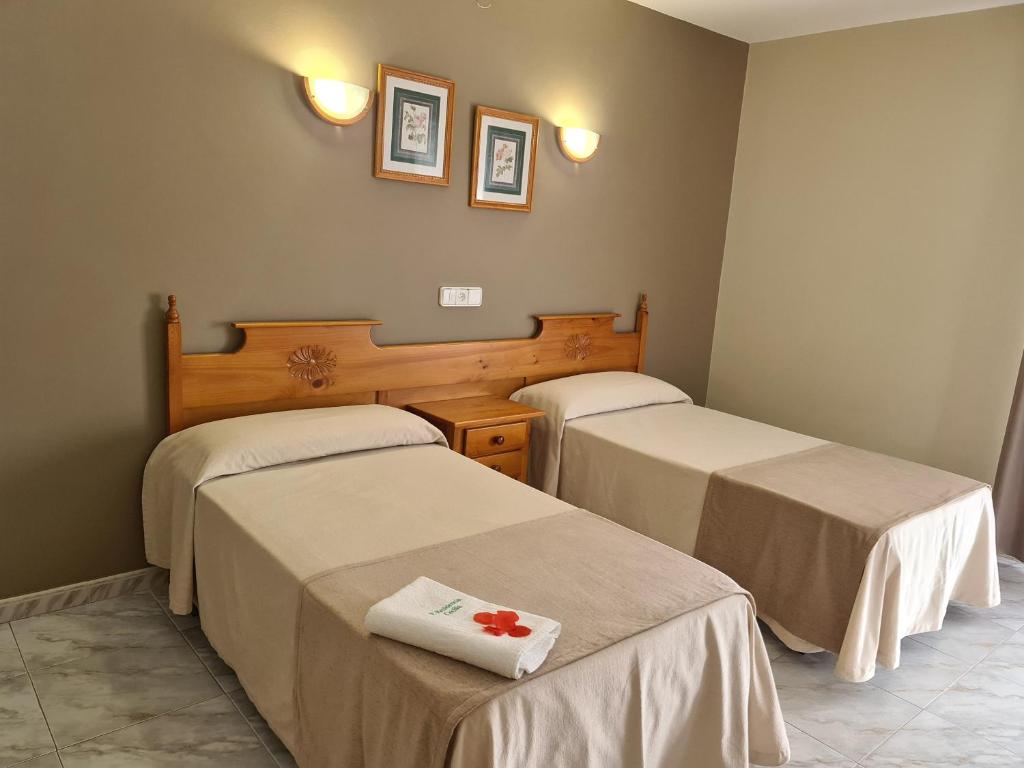 A bed or beds in a room at Pensión Residencia Cecilia
