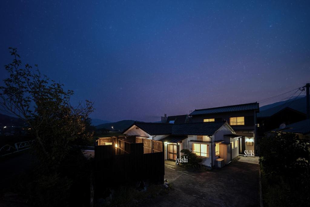 a house at night with its lights on at Yufu-no-yu Shiki Iyashi in Yufuin