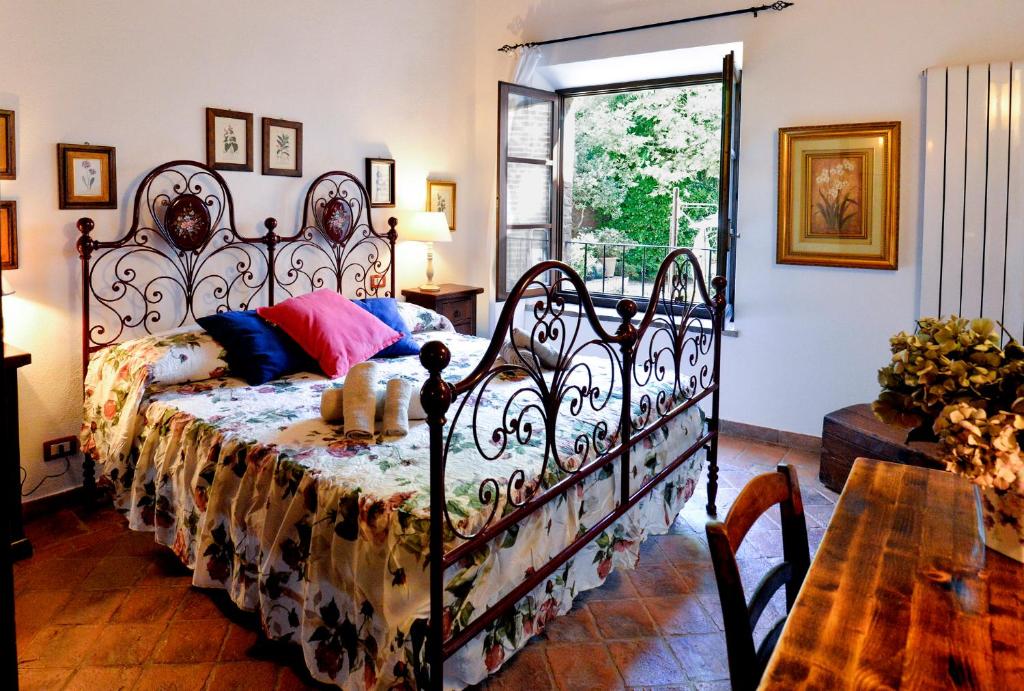 a bedroom with a large bed and a table at Appartamento Le Macine in Isola d'Arbia