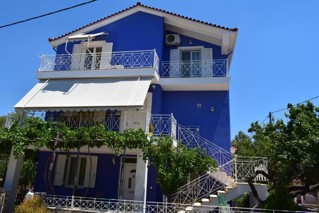 a blue and white house with a white balcony at Casa de Calma in Argostoli