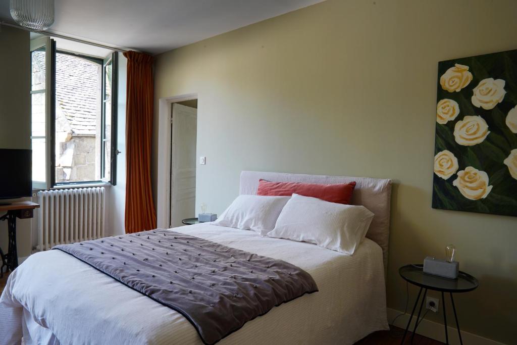 a bedroom with a large bed and a window at Contes à Rebours - Chambres d&#39;hôtes in Morlaix