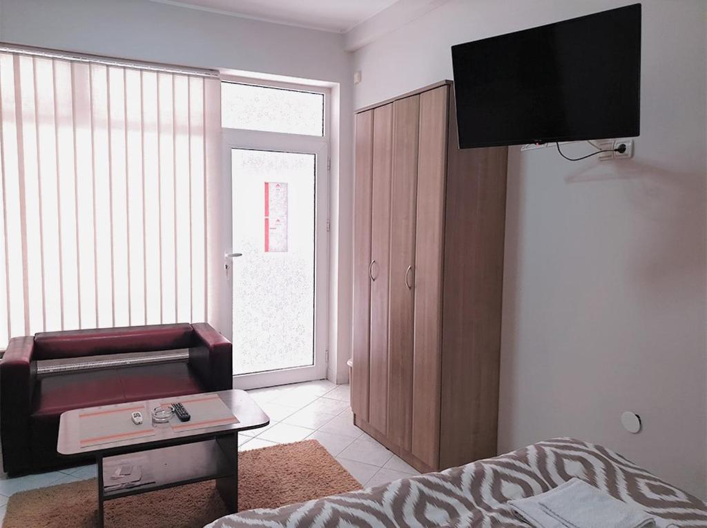 Televiisor ja/või meelelahutuskeskus majutusasutuses Atrijum apartmani Apatin