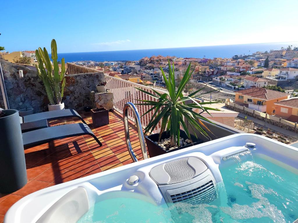 d'un bain à remous sur un balcon avec vue sur l'océan. dans l'établissement Casa Bonita Beautiful Panorama & Private Jacuzzi, à Arguineguín