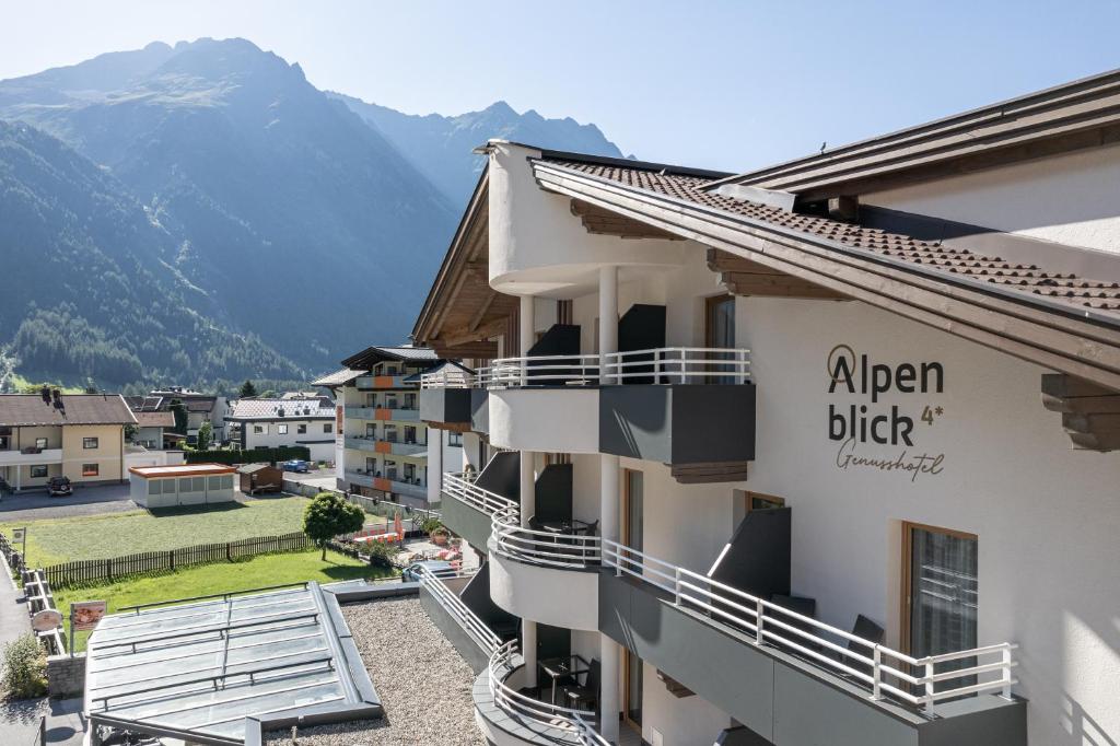 Nespecifikovaný výhled na hory nebo výhled na hory při pohledu z hotelu