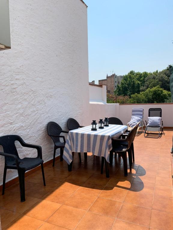 una mesa y sillas en un patio en En el centro de Figueres 4 habitaciones 3 baños y 2 terrazas enormes, en Figueres