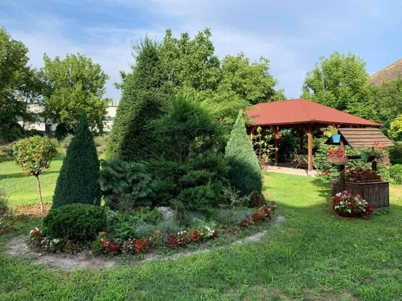 Aed väljaspool majutusasutust Atrijum apartmani Apatin