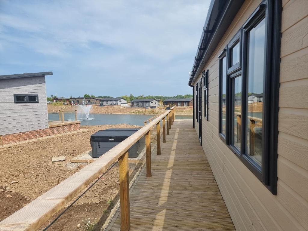 Remarkable 2-Bed Luxury Lodge in Routh with hottub - 度假屋