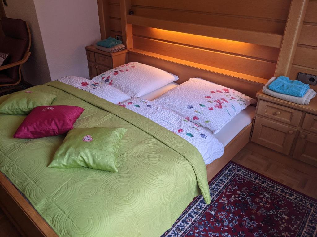 Postel nebo postele na pokoji v ubytování Montahaus Retro Apartments
