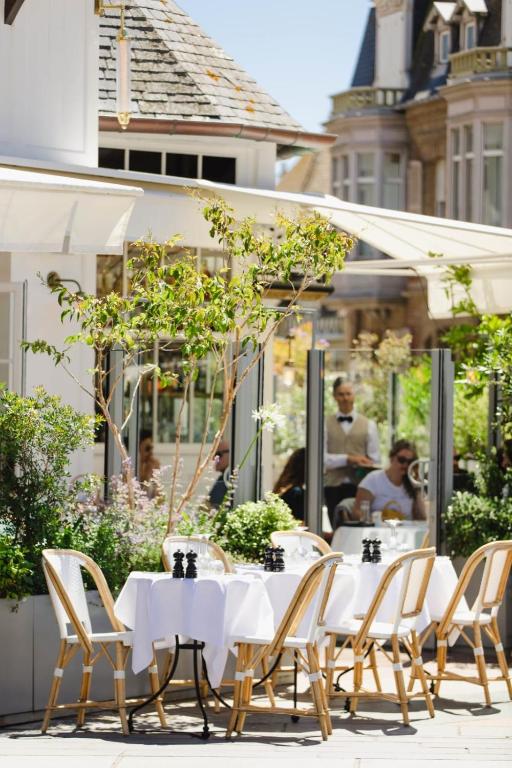 Restaurant o iba pang lugar na makakainan sa Le Dosia - Three Bedrooms - Hyper Centre of Deauville