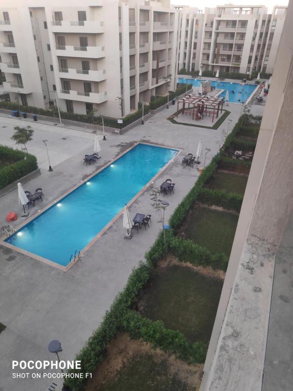 an overhead view of a swimming pool in a building at قرية جراند هيلز in ‘Izbat Nādī aş Şayd