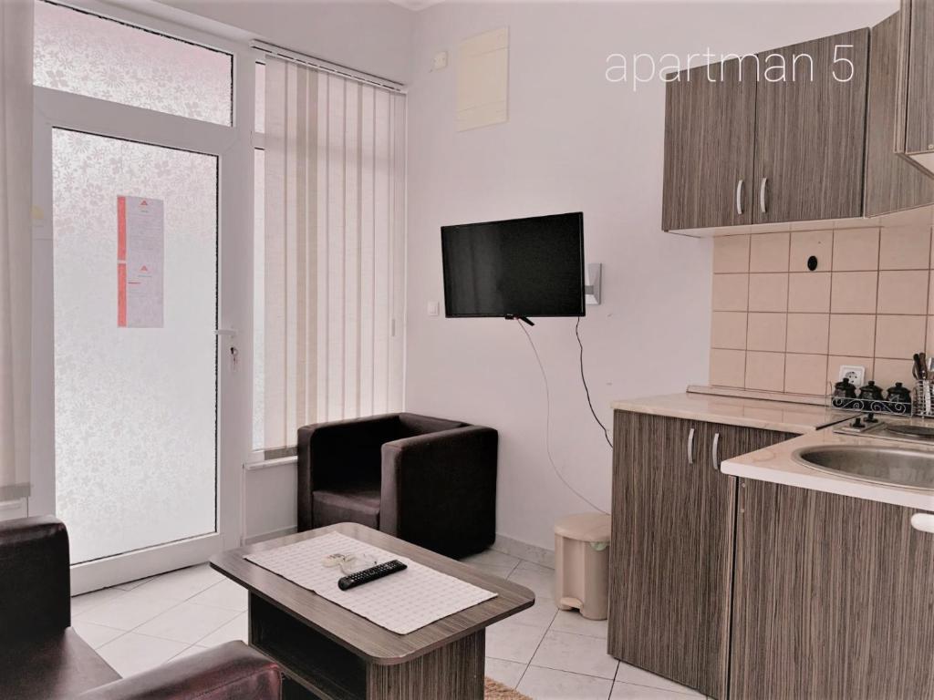 Köök või kööginurk majutusasutuses Atrijum apartmani Apatin