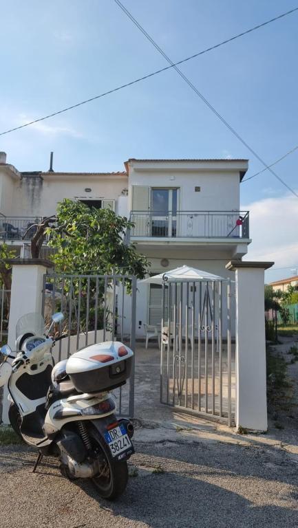 un scooter estacionado frente a una casa en A Casa di Stefy, en Santa Maria di Castellabate