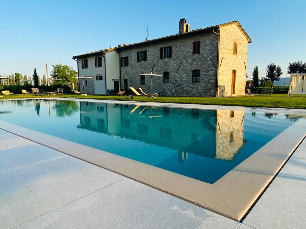 una piscina vuota di fronte a un edificio di Borgo Degli Angeli Resort e Spa a San Vitale