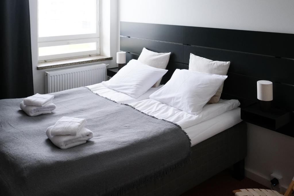 1 dormitorio con 1 cama grande y toallas. en Upea studioasunto historiallisella Hangon Asemalla en Hanko