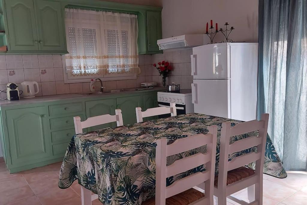 Colorful 2-bedroom house in Gaios 주방 또는 간이 주방