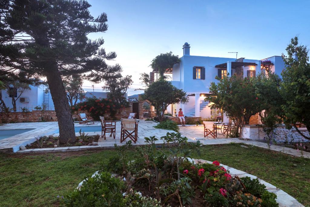 Agios RomanosにあるRomano garden house - land talesの庭園からの家の景色
