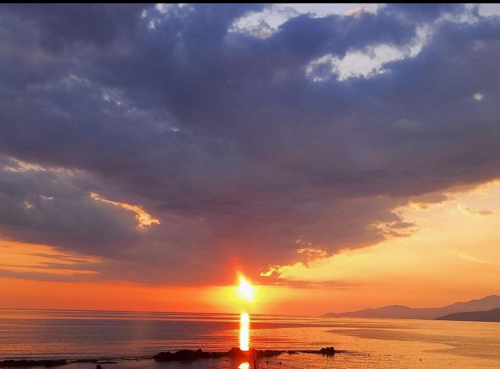 カプリオーリにあるVilla Serenaの雲の多い海岸の夕日