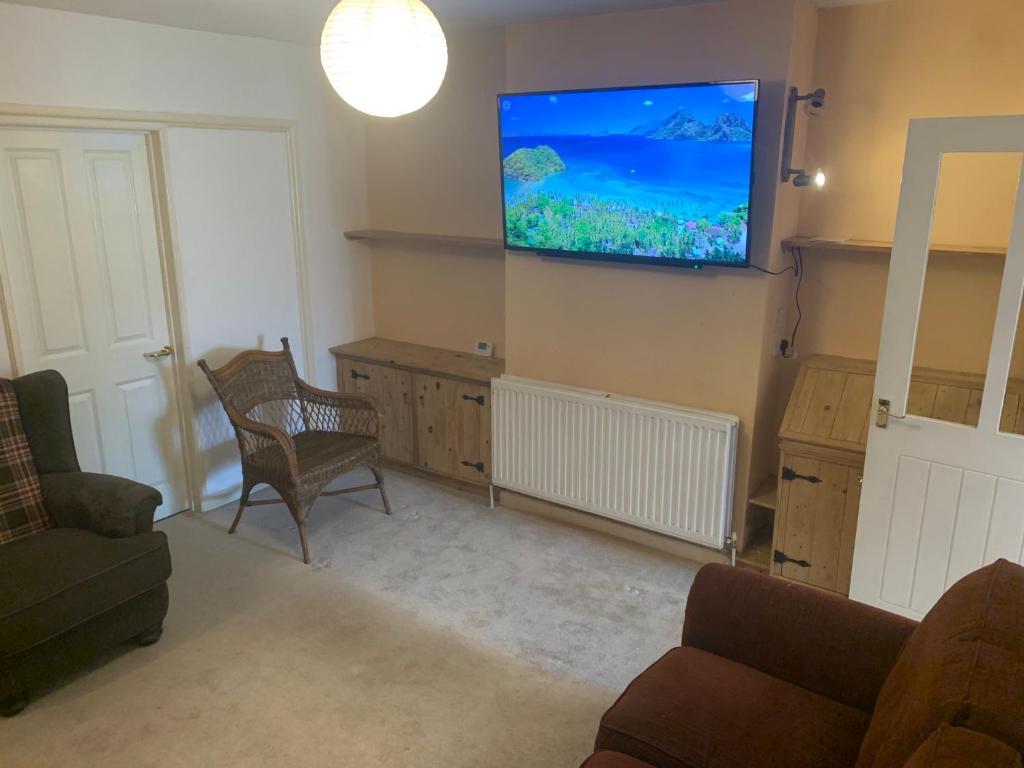 TV a/nebo společenská místnost v ubytování Highland Road House