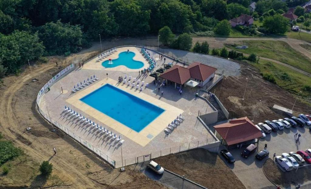 Bazén v ubytování Apartmani Mali Raj Rudnik nebo v jeho okolí