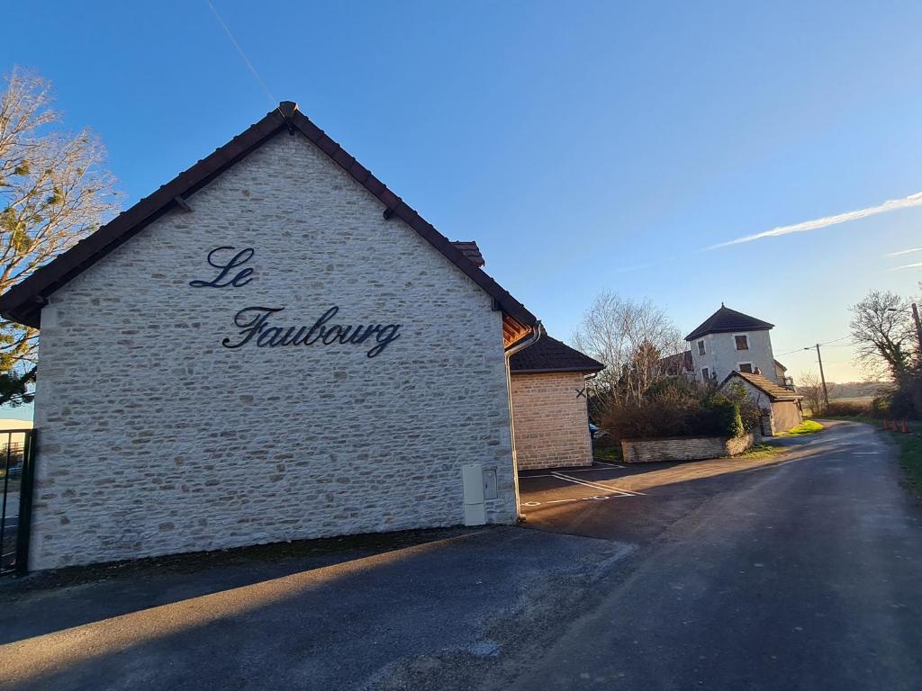 ein weißes Ziegelgebäude mit den Worten, sei fabelhaft drauf in der Unterkunft Le Faubourg - Gîte et chambres d'hôte in Losne