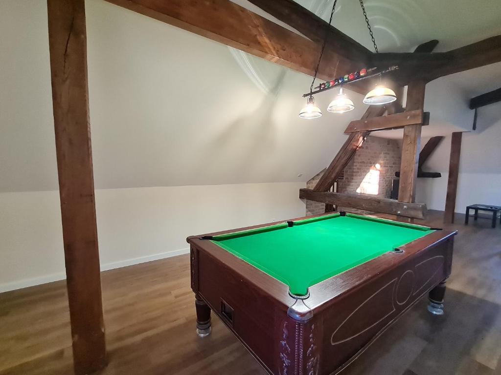 Biliár nebo kulečník v ubytování Le Faubourg - Gîte et chambres d'hôte