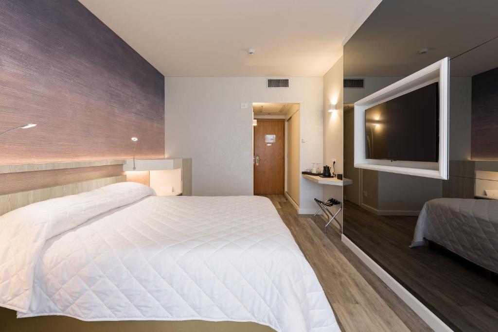 Łóżko lub łóżka w pokoju w obiekcie Hotel Aquila D'Oro Desenzano