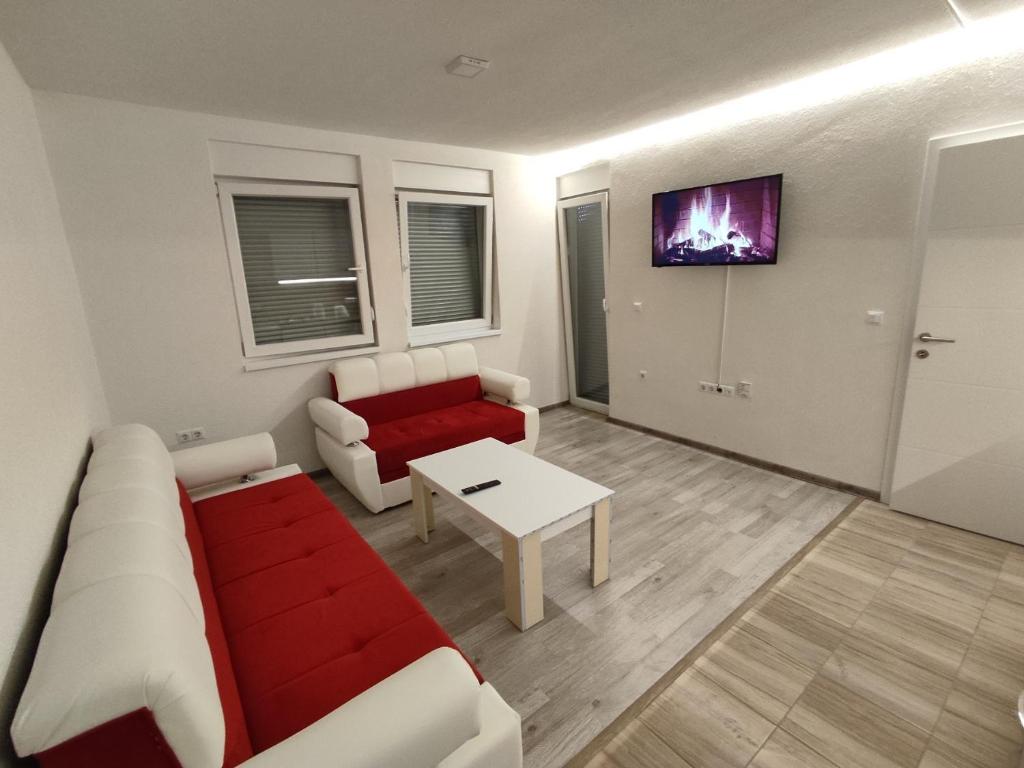 sala de estar con sofá y mesa en Apartments Rakovac en Živinice