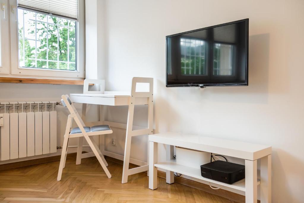 Televízia a/alebo spoločenská miestnosť v ubytovaní Royal Route Marvelous Apartment