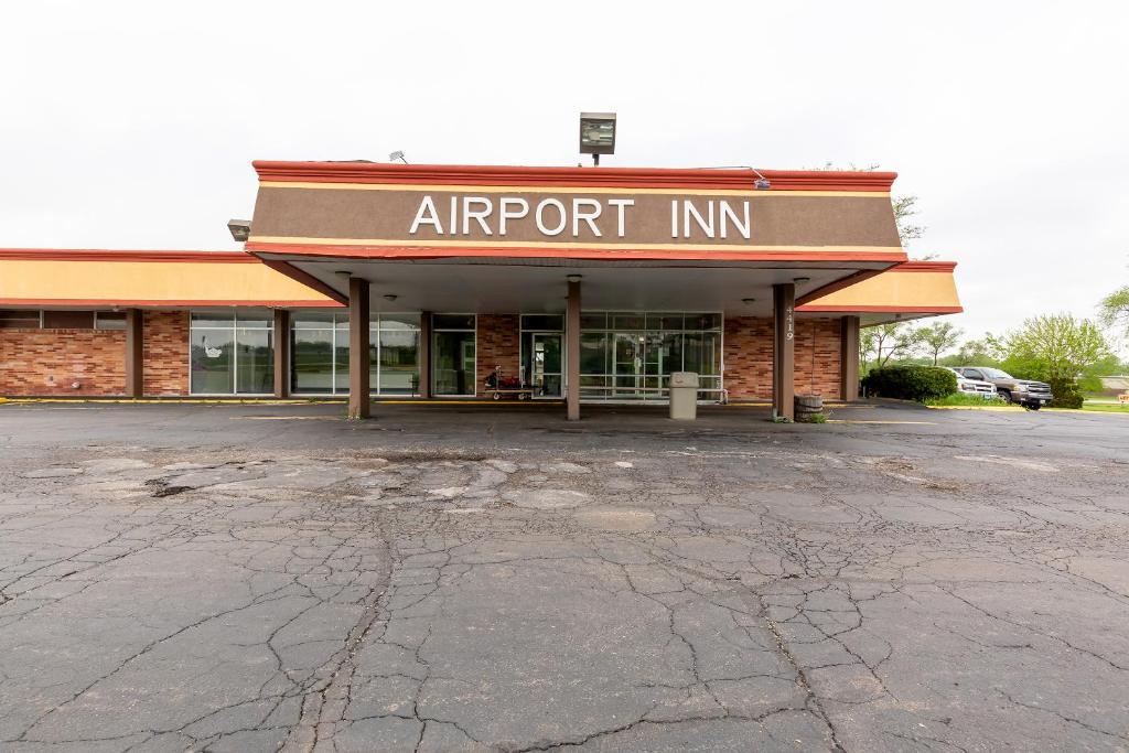 un parcheggio vuoto di fronte a una locanda per l'aviazione di OYO Hotel at Chicago Rockford International Airport, IL a Rockford