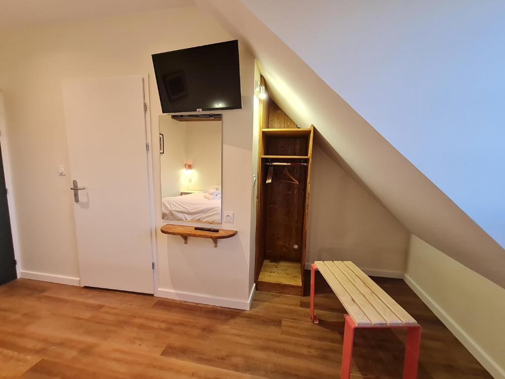 TV a/nebo společenská místnost v ubytování Le Faubourg - Gîte et chambres d'hôte