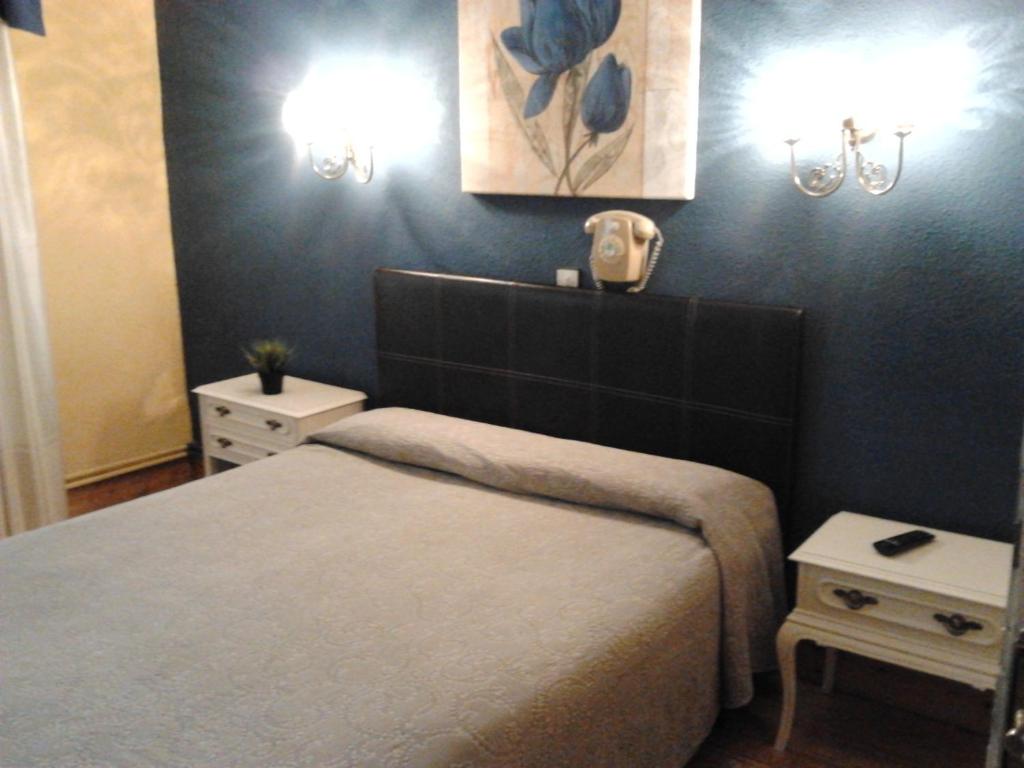 sypialnia z łóżkiem i 2 szafkami nocnymi w obiekcie Hotel Luzon w mieście San Vicente de la Barquera