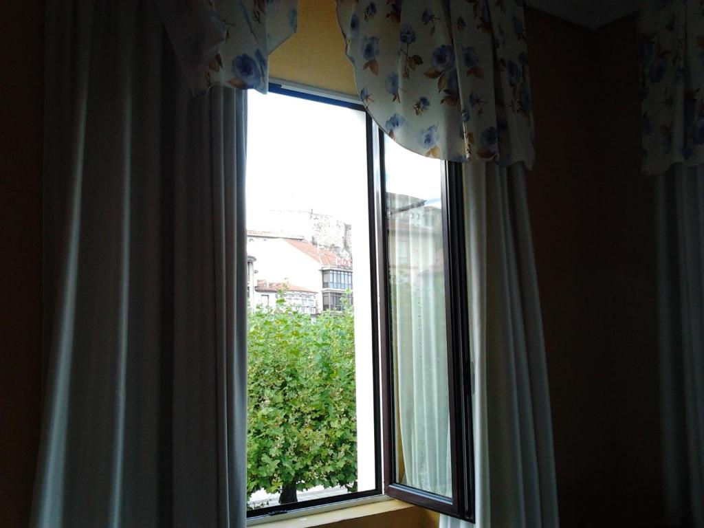 Zdjęcie z galerii obiektu Hotel Luzon w mieście San Vicente de la Barquera