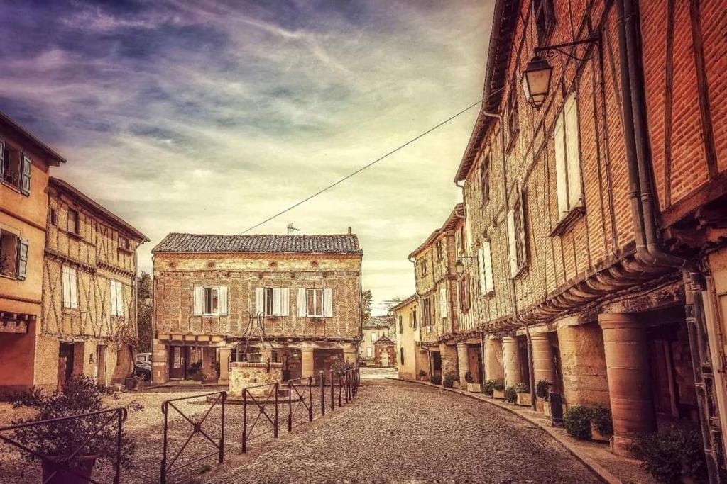 an empty street in an old town with buildings at Plume Et Pinceau in Montdragon
