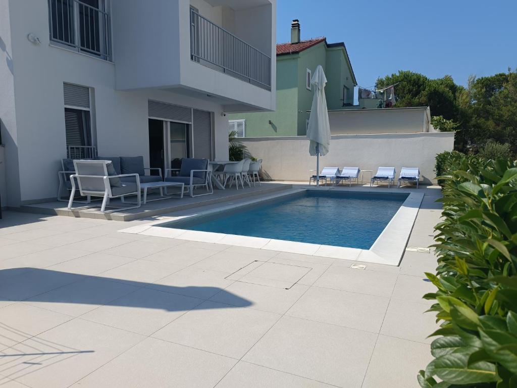 Bazén v ubytovaní Luxury Villa Teuta with Heated Pool alebo v jeho blízkosti