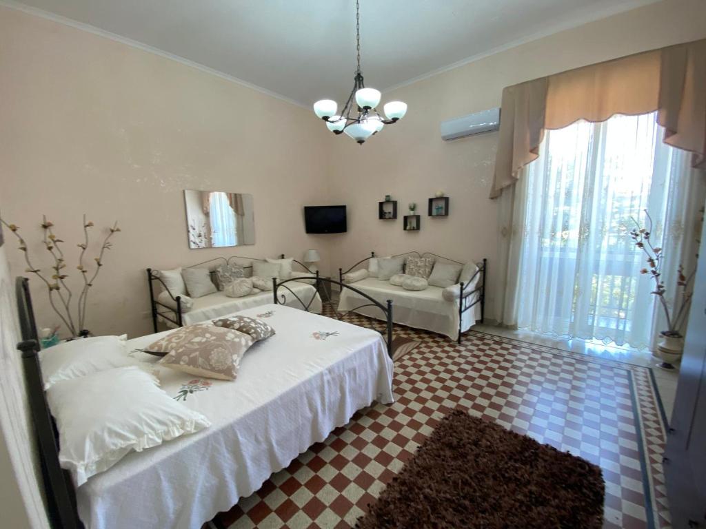 - une chambre avec un lit, un canapé et une télévision dans l'établissement B&B CASA PUPETTA, à Torre del Greco