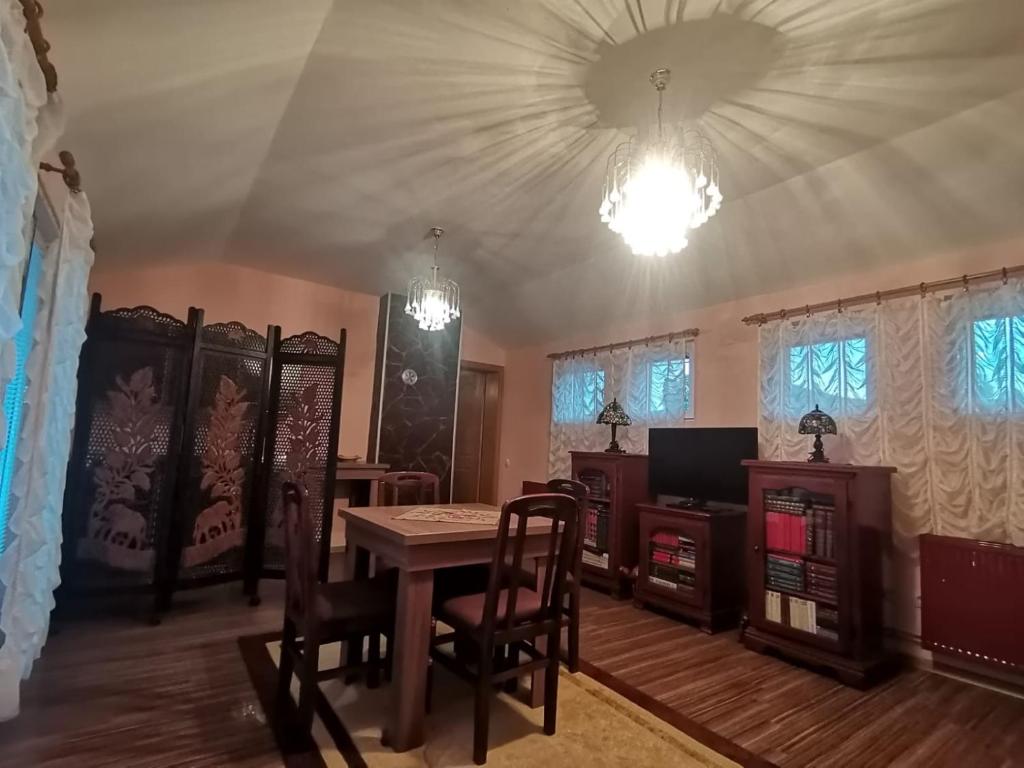 una sala da pranzo con tavolo e sedie in una stanza di Apartmani Vojinović a Sjenica