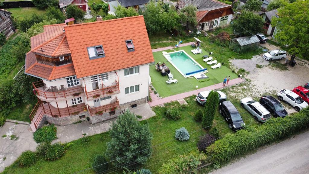 een luchtzicht op een huis met een zwembad bij Pensiunea Apolka Panzió in Covasna