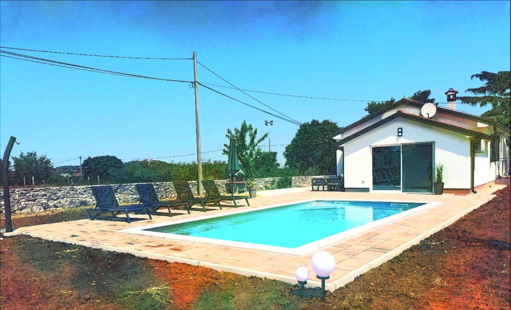 una piscina en un patio junto a un edificio en Cozy House with Pool near Rovinj, en Kanfanar