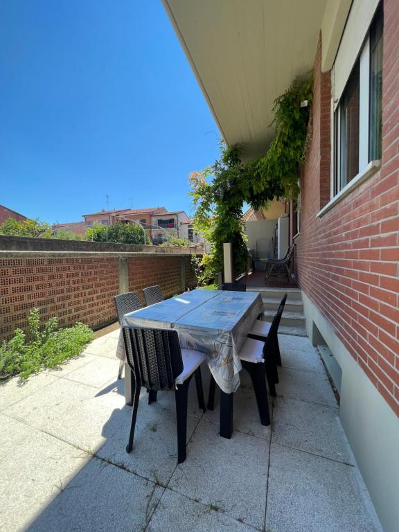 einen Tisch und Stühle auf einer Terrasse in der Unterkunft Casa Marina Giardino delle Rose in Marina di Carrara