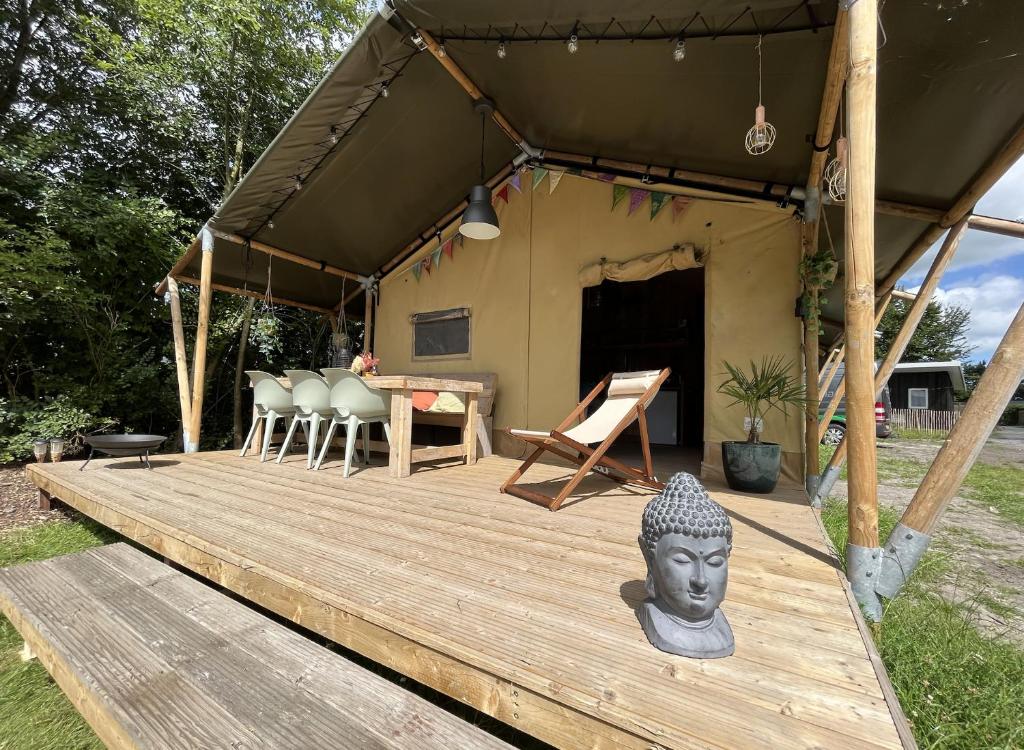 Go glamping! Sfeervolle safaritent 'Sunyata Ayur' met regendouche