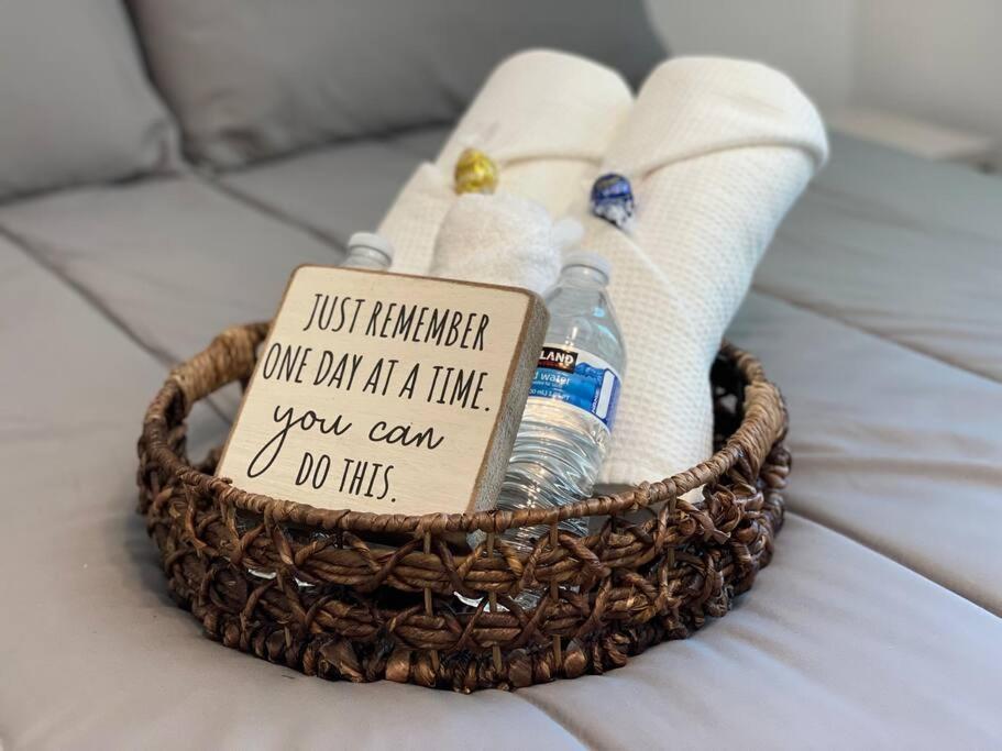 Fotografie z fotogalerie ubytování Cozy Queen bedroom feel like home!! v destinaci Englewood