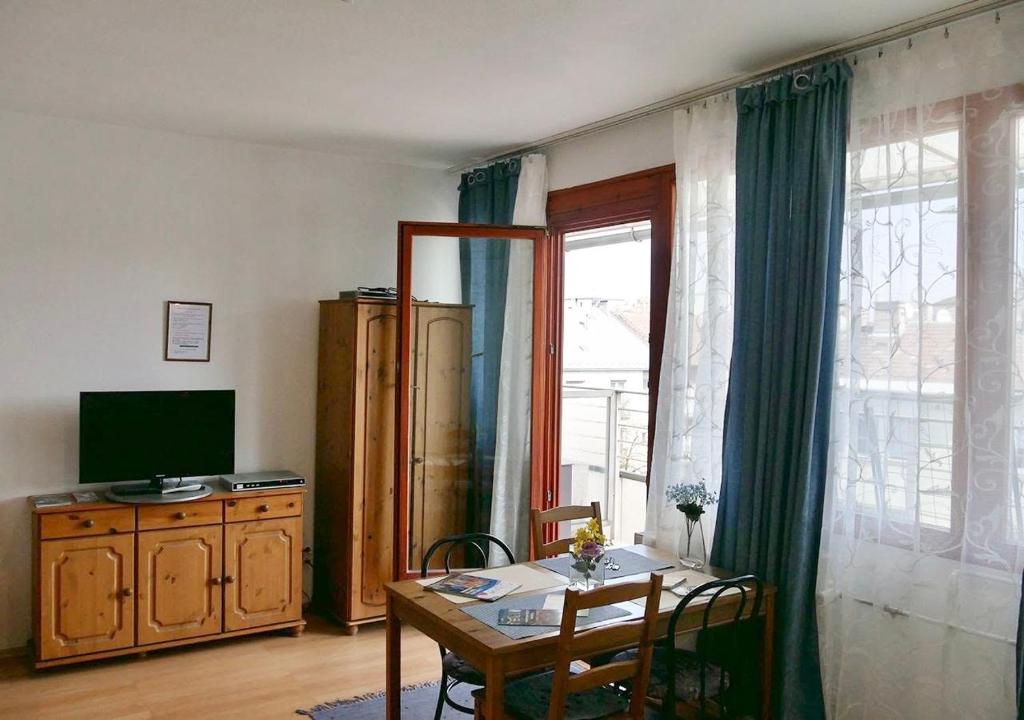 Televízia a/alebo spoločenská miestnosť v ubytovaní CasaLara-Cozy Nest Near Buda Castle